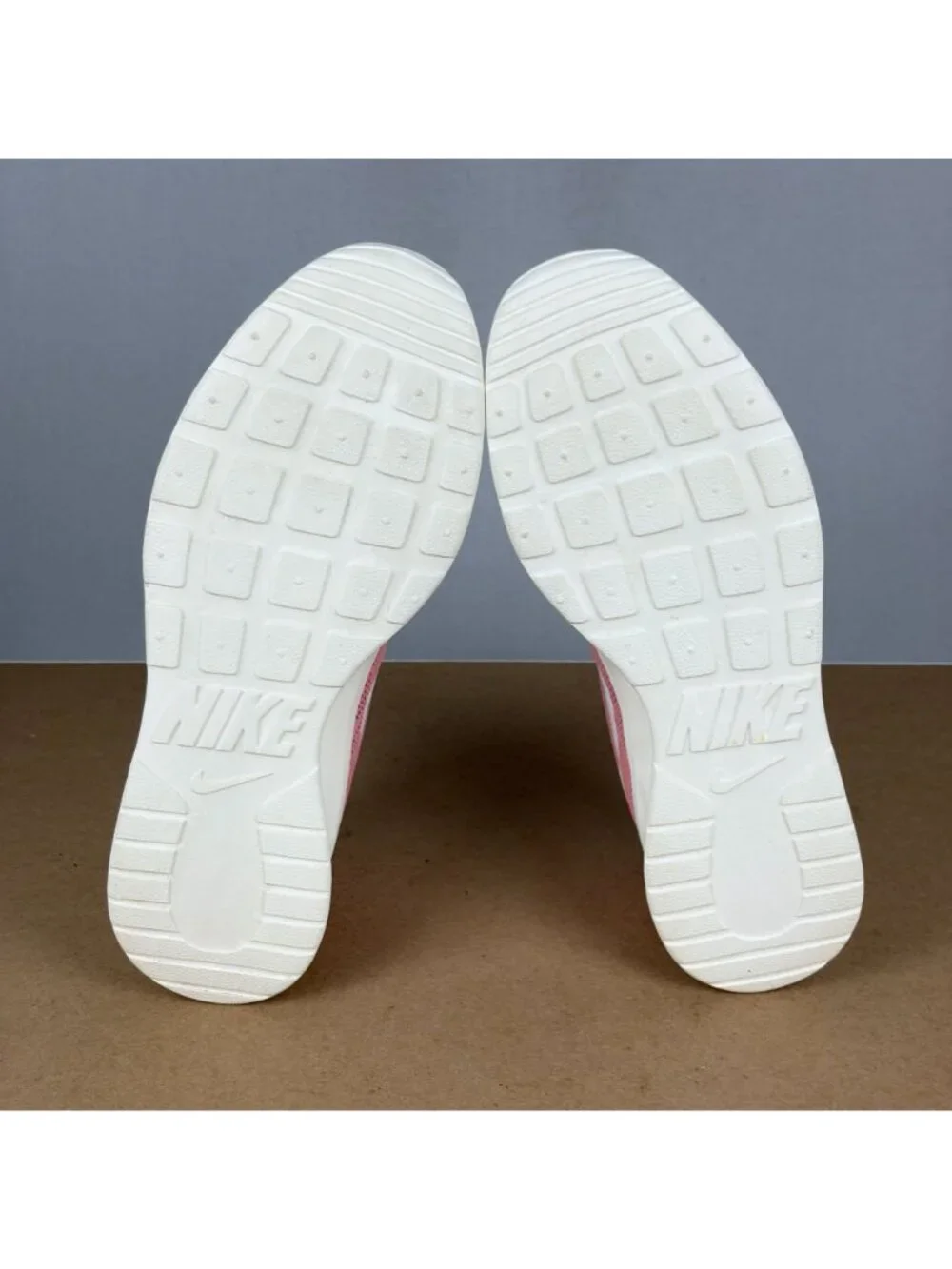 Nike Tanjun SE Coral Stardust Sail Athletic Shoes Womens 8.5 Pink White Low Top